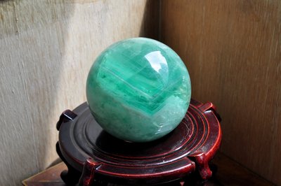 【新社 水晶】巴西 金字塔 綠瑩石 水晶球 8.7cm 重量:1.095kg