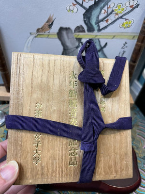 日本中古  一盒 兩個扣子  一只木雕  木頭有清香味  帶388