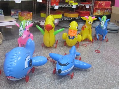 可拉著走動物造型氣球帶輪子充氣玩具~~1隻只要60元~~樣式隨機出貨