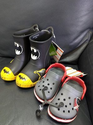 Crocs Bump It Batman蝙蝠俠聯名款防衛兵雨靴_Croslite™緩衝墊 C9/ 另有星際大戰款防水鞋