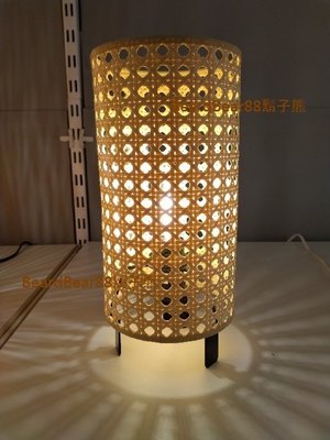 IKEA 桌燈 (米色 編織燈罩) 簡約小巧，擺飾燈檯燈床頭燈小夜燈 SAXHYTTAN【鬍子熊】代購