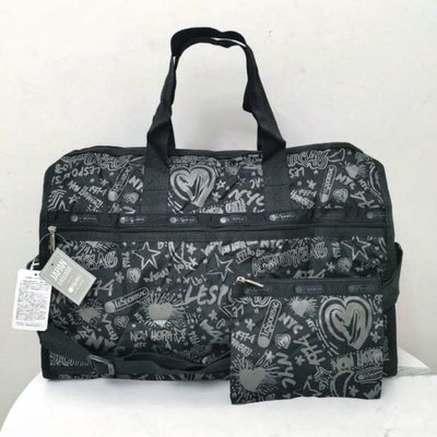 Lesportsac 黑底搖滾塗鴉 7185 手提肩背斜背大款旅行包 附同款收納包 背面可插行李箱 限量
