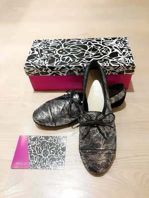【MISS 21全新專櫃】賠售---法式柔軟蕾絲「全真皮」綁帶休閒平底鞋－絢爛銀 #AS #GOZO