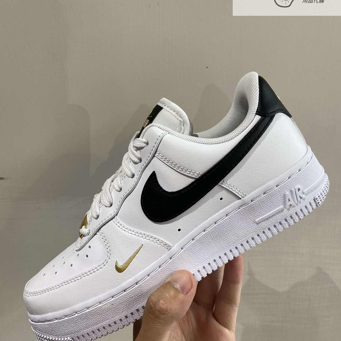 AND.】NIKE AIR FORCE 1 07 ESSENTIAL 小金勾白底黑勾女款CZ0270-102