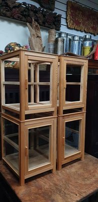 眾藝苑-台灣檜木桌上型玻璃小櫃（濃濃檜木香）。尺吋：寬36*高52*深43公分。