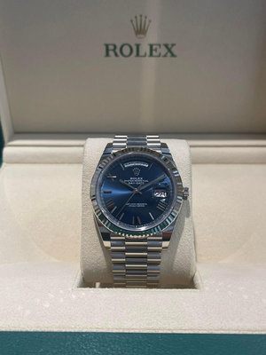 ROLEX  勞力士  DAY-DATE 40  尊貴腕錶的典範 228239 亮藍色面 18K白色黃金 元首型總統帶
