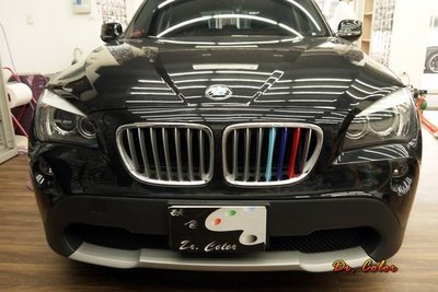 Dr. Color 玩色專業汽車包膜 BMW X1 深藍/水藍/亮紅/高亮黑/髮絲鈦_鼻頭/BC柱/前保桿飾條
