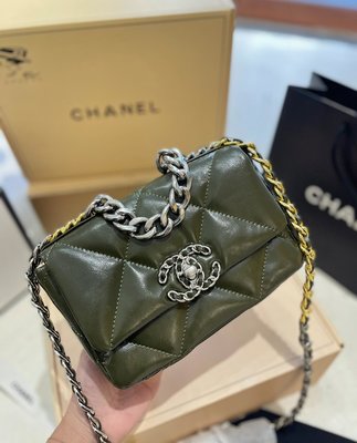 Chanel 19 男生女生都可以擁有的小香這個包又多“不需要我多說了大黑金辨識度很高我覺得 NO115830