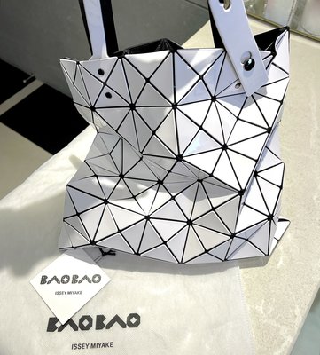 已售出 日本精品ISSEY MIYAKE BAOBAO真品 經典幾何方格6x6白色手提包