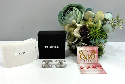 ☆優買二手精品名牌店☆ CHANEL LOGO 大雙C 銀色金屬幻彩水鑽 針式耳環 限量 全新B17K二