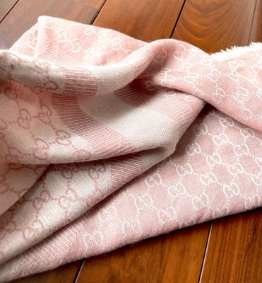 已售出 GUCCI真品 可愛淺粉100%wool+silk 厚質毛料質感羊毛真絲 絲巾圍巾披巾