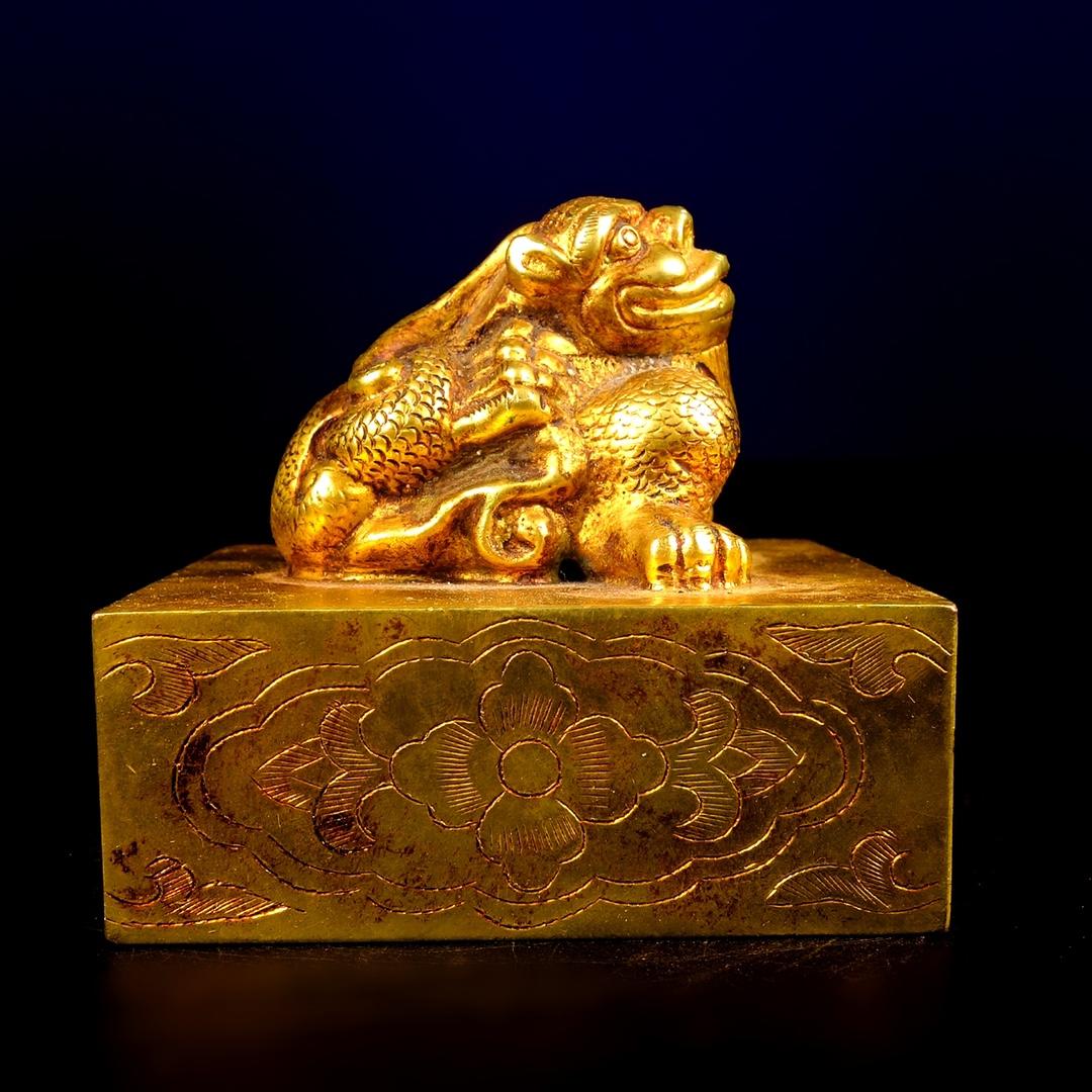 舊藏銅鎏金瑞獸凱旋獸印章，高7cm，寬7.5cm，重1632克，400315 