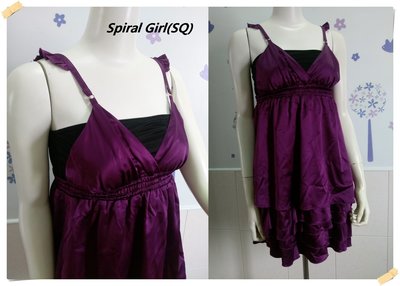 。日本Spiral Girl(SQ)【全新專櫃商品】葡紫色 時尚性感款黑抺胸彈力縐摺束腰層次裙襬荷葉邊肩帶絲緞洋裝。S號