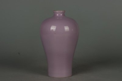 清雍正-胭脂紅釉梅瓶高度19.6cm,口徑3.7cm,肚徑11.5cm,,底徑7.3cm。-33867