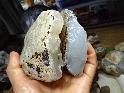 《藍晶寶石玉石特賣區〉→〈原石系列〉→水洗孤粒紅皮層清透月光白玉髓原礦一盤〈12公斤〉→K2