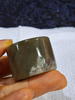 金欣古玩，天然和闐玉，帶原石皮和闐玉板指：和闐玉戒指拍賣21,6圍／02475