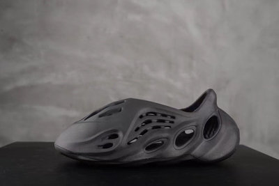 Yeezy Foam Runner HP8739 黑灰 洞洞鞋