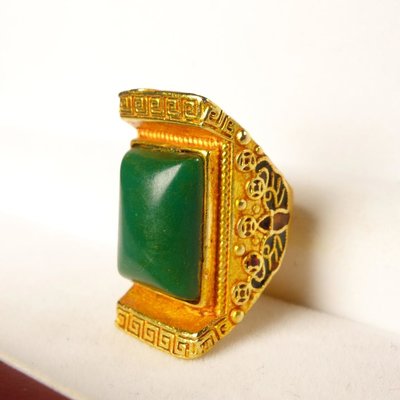 特賣-珍藏銅鍍金綠寶石鑲嵌戒指，重量26克，高度2.5cm，寬度3.5cm。72。461 老貨 古玩 雜項