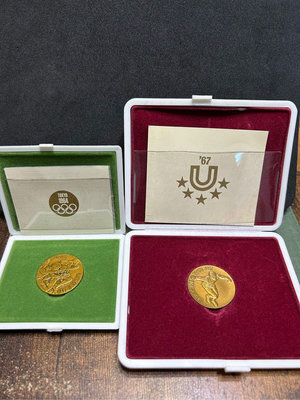 日本🇯🇵「1964年東京奧運」+ 「1967年世界大學運動會」紀念章，1組2個