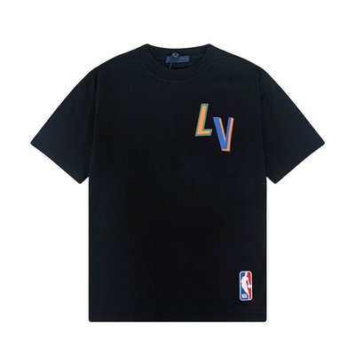 LV x NBA T恤 圓領T 鮮艷LV logo圖案活力帥氣 ，實在太好看了，時尚與活力兼俱，男女同款