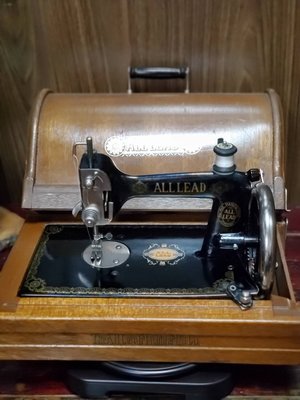 宏順茶苑（梵德藝術)ALL LEAD古董級行動縫紉機 $28800 藝術品 留聲機 縫紉機