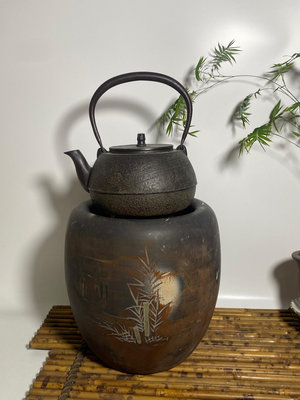日本鐵壺火缽，火缽為陶制，火缽，鐵壺