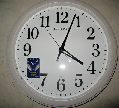 SEIKO CLOCK CO 雪白色框夜視自動點亮阿拉伯數字刻劃石英掛鐘型號 :QXA776W【神梭鐘錶】