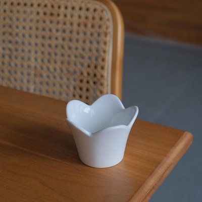 日式花型陶瓷沾醬碗  陶瓷碗 小花碗 醬油碗 油醋碟 小菜碗 點心碗 白色 白碗 餐具【小雜貨】