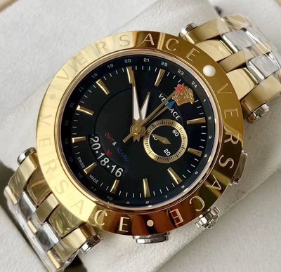 VERSACE V-Race 黑色面錶盤 金色配銀色不鏽鋼錶帶 GMT+ALARM 石英 男士手錶 29G79D009S079 凡賽斯腕錶