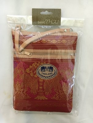 正品 泰國 純絲綢 Thai silk 純手工 限定款 好運色 過年喜慶 平日實用包 賠本售出 可以斜背 尺寸：20.5*16*1.5cm
