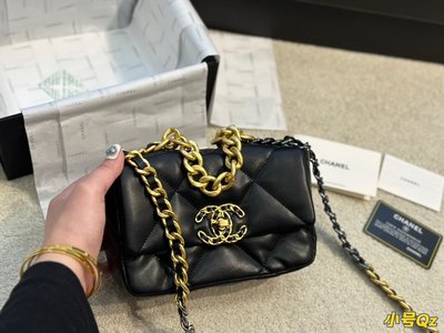 全套包裝Chanel19 bag 自從歐陽娜娜帶貨后全球斷貨很難買到 皮質是羊皮有點像羽絨服包包 NO42945