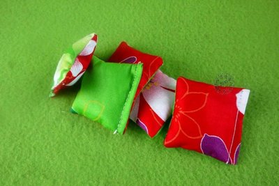 【寶貝童玩天地】【HO54-1】雙色童玩沙包 客家花布沙包 台灣製 1組(5個小沙包) - 方形 聖誕款*HM01