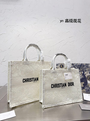ELLA代購#Dior Book Tote是由Christian Dior藝術總監Maria Grazia C 1103222