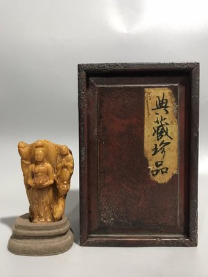 舊藏，壽山石，田黃石精雕童子拜觀音招財擺件。名貴田黃石為材，石質細膩，色澤猶如雞蛋黃，做工考究，紋飾精美11679