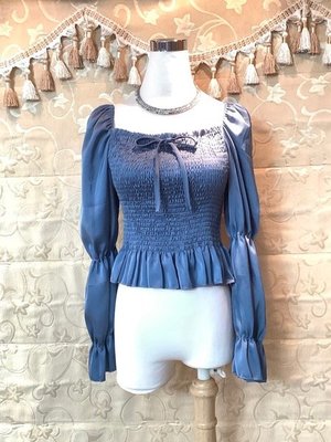 【性感貝貝2館】精品服飾 漂亮藍色光澤方領鬆緊荷葉袖上衣, Armani Exchange 三宅一生風格