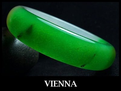 【VIENNA】《手圍19.2/17mm版寬》緬甸玉冰種豔彩葉綠飄花蜜糖 (超寬版)翡翠玉鐲手鐲D%
