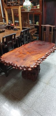 眾藝苑～早期台灣牛樟木泡茶桌（閃花板），桌面桌腳組合式，可分開。桌板長130×寬76×厚5.5公分，桌子高61公分。