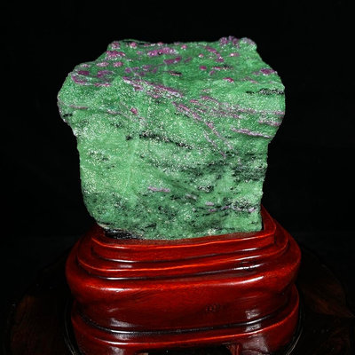 原石擺件 奇石擺件 緬甸紅綠寶 天然原礦帶座高13×9.5×8公分 重1.35公斤 編號200469