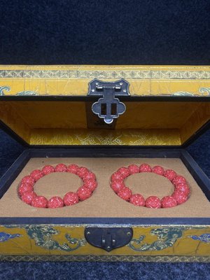 大清乾隆御制珊瑚手串漆器盒佩戴紅珊瑚飾品　　這也是紅珊瑚的神秘之處和獨特魅力。手0