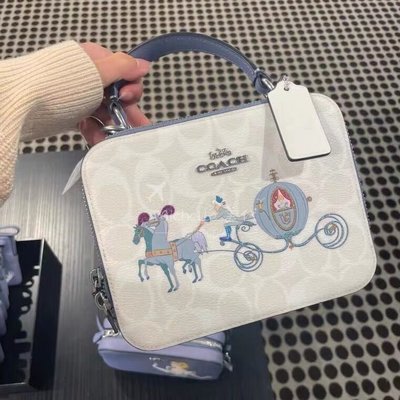 ❤小鹿嚴選❤2021新品  Coach X Disney合作系列21新款經典貼飾盒子包單肩手提斜挎包