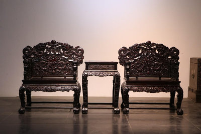 民國時期花梨木寶座太師椅三完整無缺雕工精細品如圖茶幾尺寸484875公分椅子尺寸781209