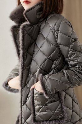 歐單 PB 新款 輕奢大氣場 小香氣質菱格紋 禦寒保暖水貂絨飾邊 俐落短版羽絨大衣外套 (Q663)