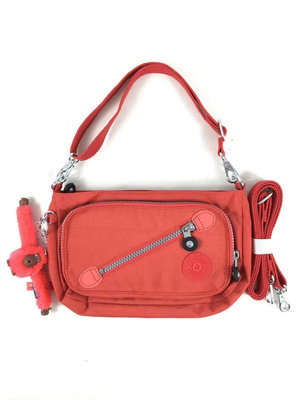 小Z代購#Kipling 猴子包 K13696 橘紅 輕量輕便多夾層 斜背肩背包 零錢包 收納 防水