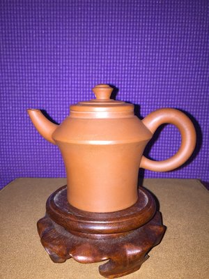 早期紫砂壺—高肩翹嘴款式，泥料:朱泥年糕土(朱泥紅泥混合礦)，獨孔出水，空壺容量約125CC