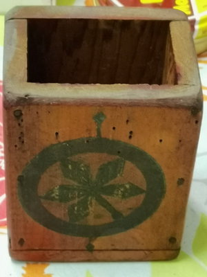 收藏一支早期日據圖騰小置物的木桶,小巧可愛!