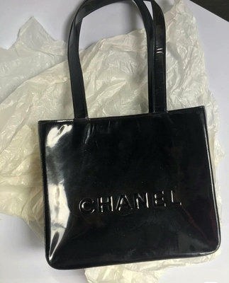 Chanel 香奈兒漆皮包。中古，雙面logo辨識度高，尺寸