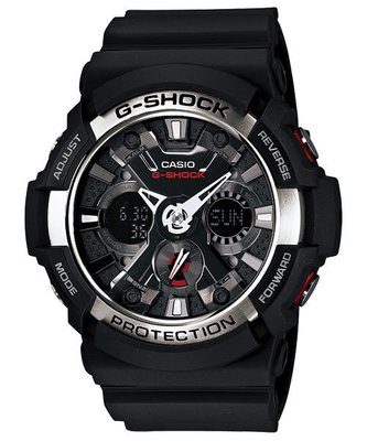 【CASIO G-SHOCK】GA-200-1A 基本且實用雙顯兩針三眼式錶盤，銀色的錶圈和金屬感錶眼與時刻