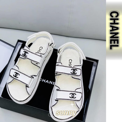 Chanel 22春夏黑白塗鴉荔枝牛皮雙C魔術貼涼鞋-SUNNY