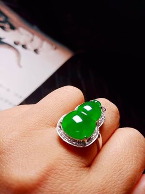 ✧翠玉軒✧「高冰陽綠葫蘆戒指」裸石尺寸夠大夠豪氣。指端聽絃，濃淡其間。