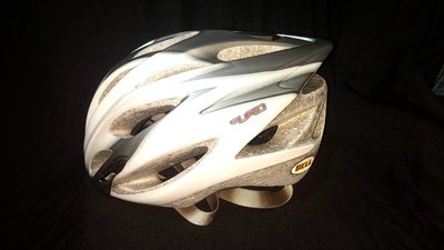 超流線輕量級自行車安全帽BELL款頭盔爬坡+破風雙用白銀配色超炫百搭(公路車登山車小折環法自行車破風手)   白銀配色超